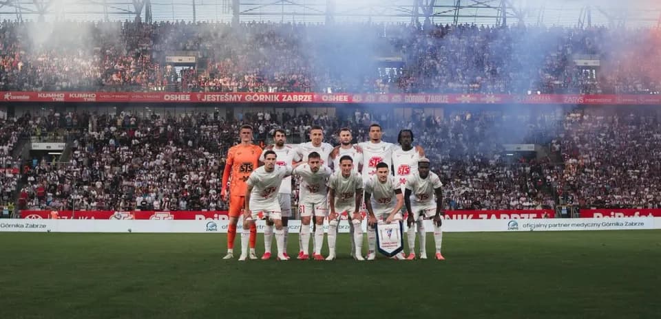 Gornik Zabrze team posing before match