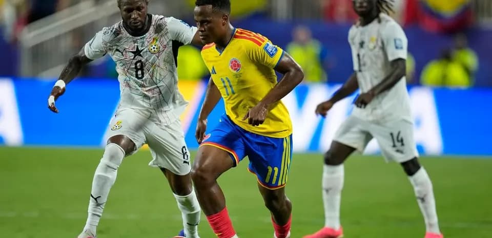 Colombian player dribbling past Ghanaian defender