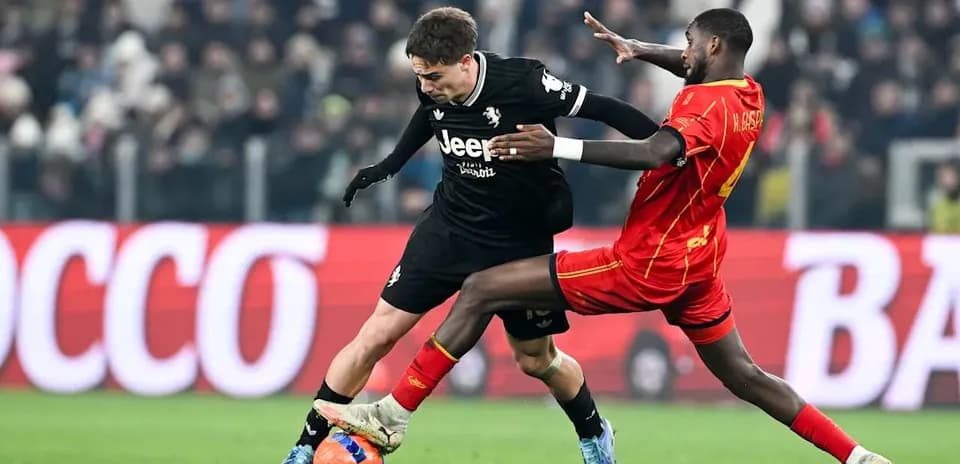Player challenge during Lecce vs Juventus match