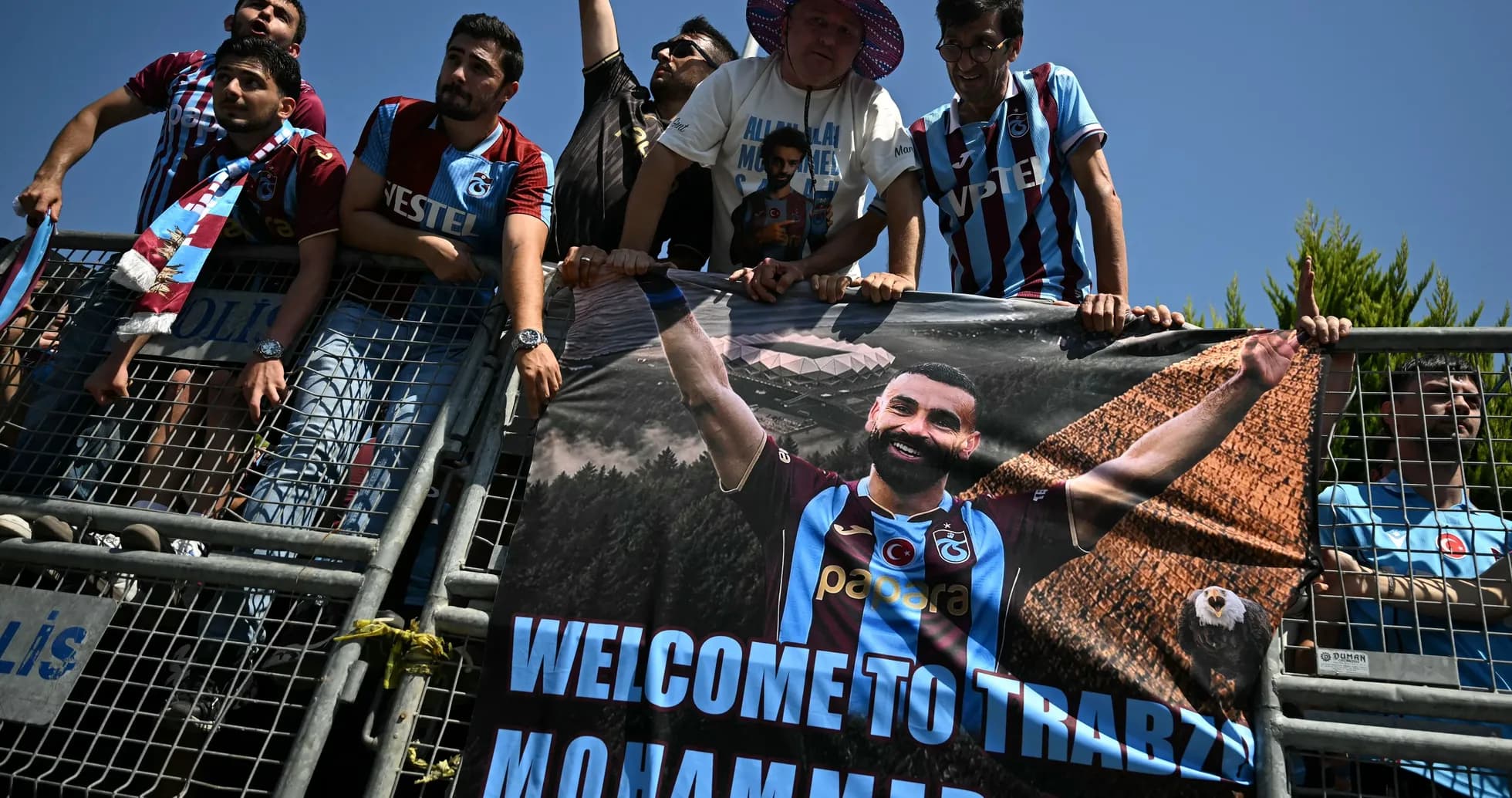 Fans holding a welcome banner for Mohammed Salıh