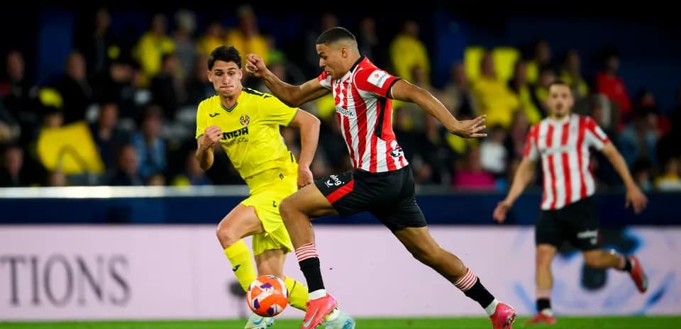 Athletic Club player dribbling past Villarreal opponent
