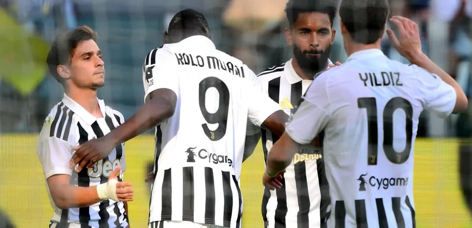 Juventus players celebrating a goal together