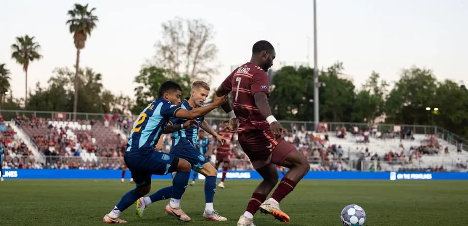 Loudoun United player dribbling past Richmond Kickers
