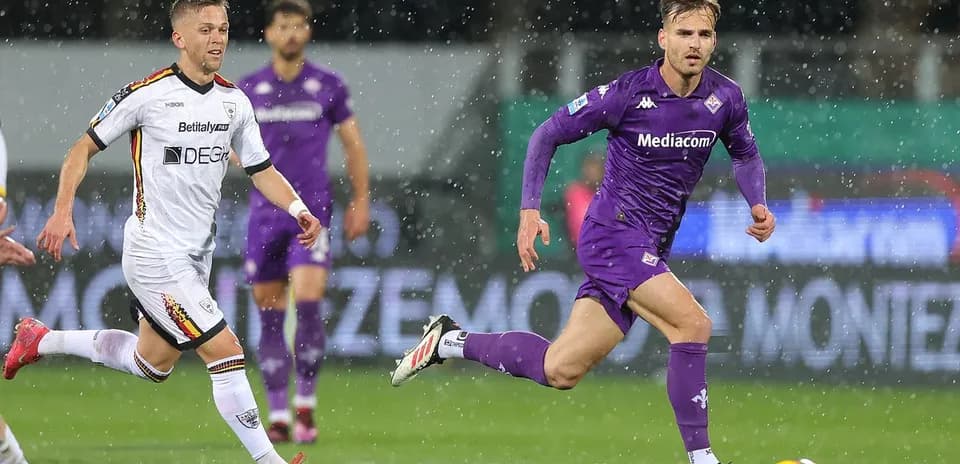 Fiorentina player running during Lecce match