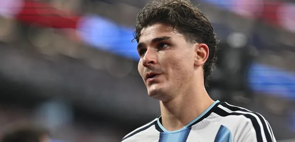 Player in Argentina jersey during match preparation