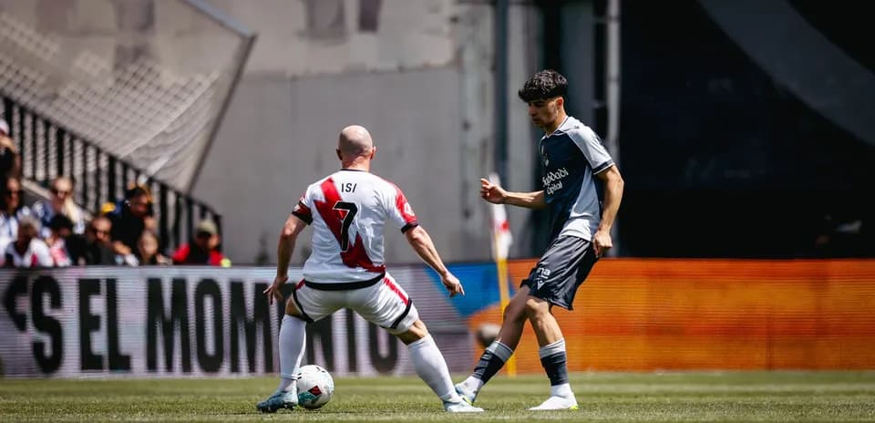 Isi controlling the ball against Real Sociedad player