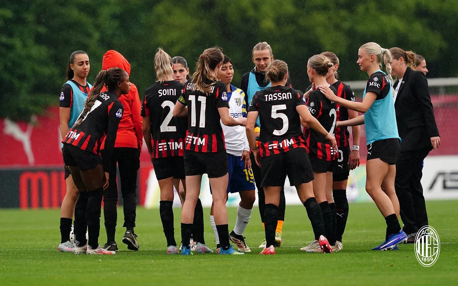 AC Milan women players discussing during match