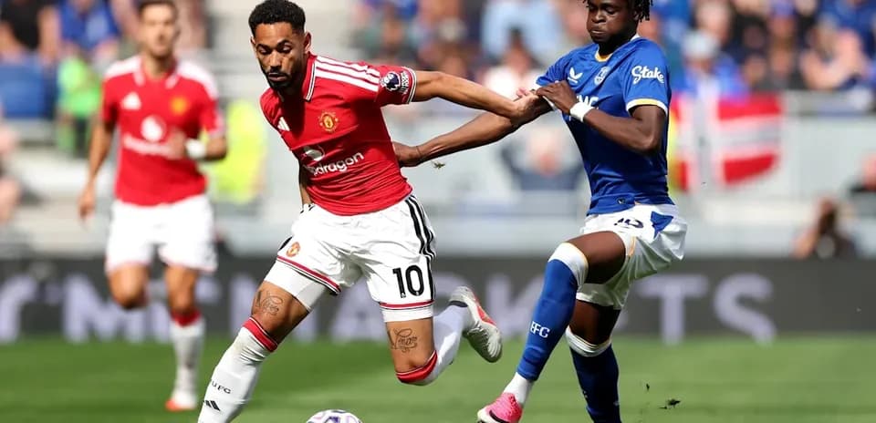 Player from Manchester United dribbling past Everton defender