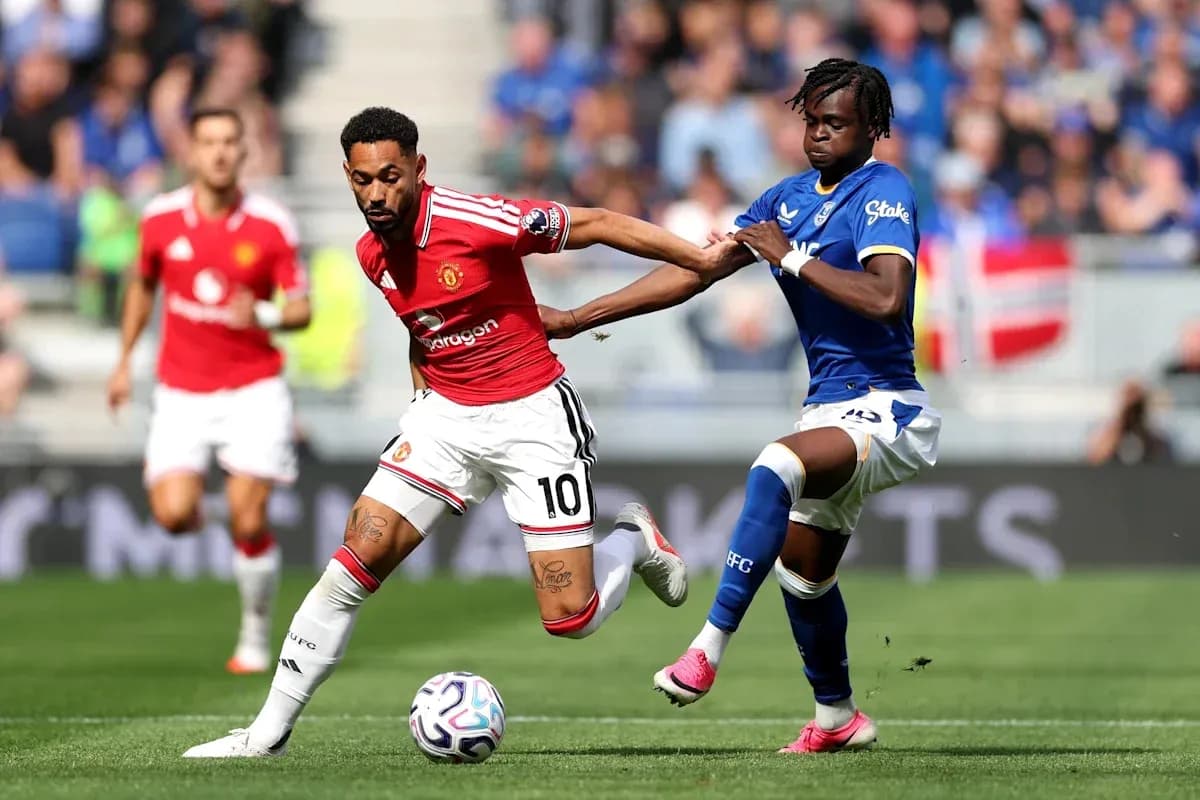 Player from Manchester United dribbling past Everton defender