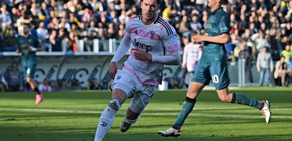 Juventus player celebrating during Frosinone match