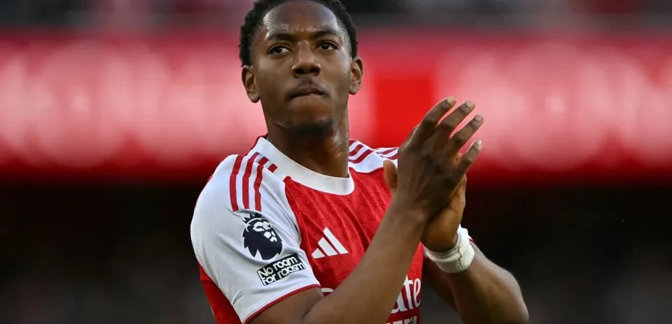 Player applauding fans in Arsenal jersey