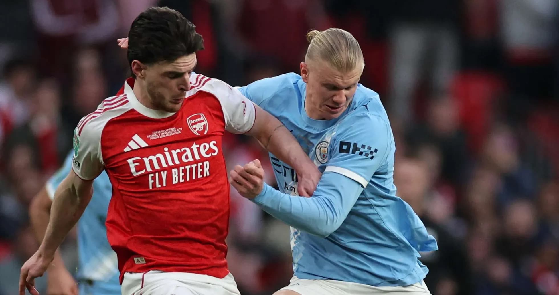 Arsenal and Manchester City players contesting the ball