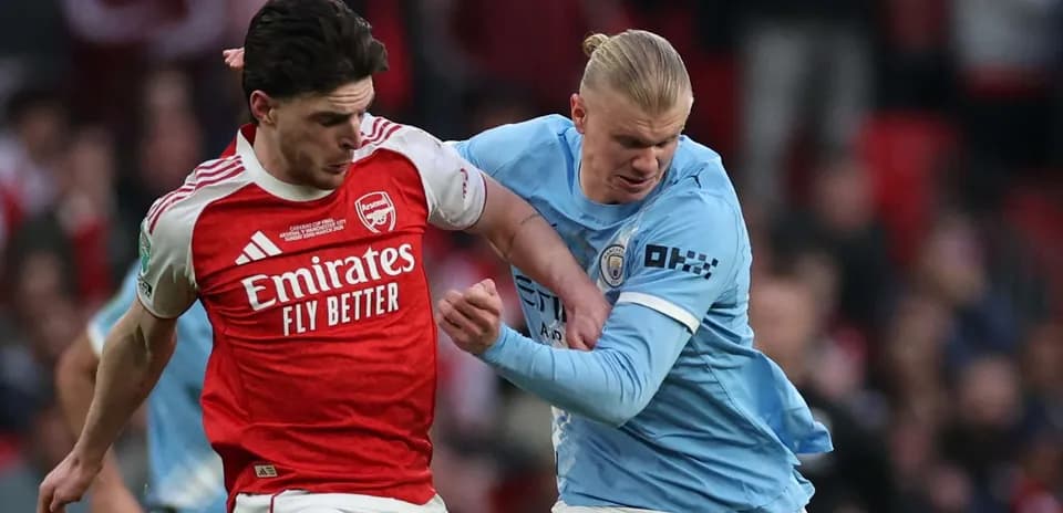 Arsenal and Manchester City players contesting the ball