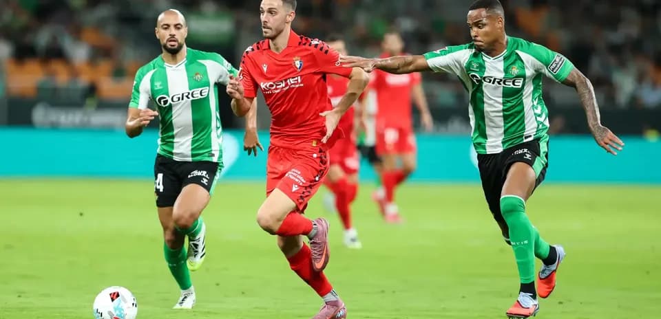 Osasuna player dribbling past Real Betis defenders