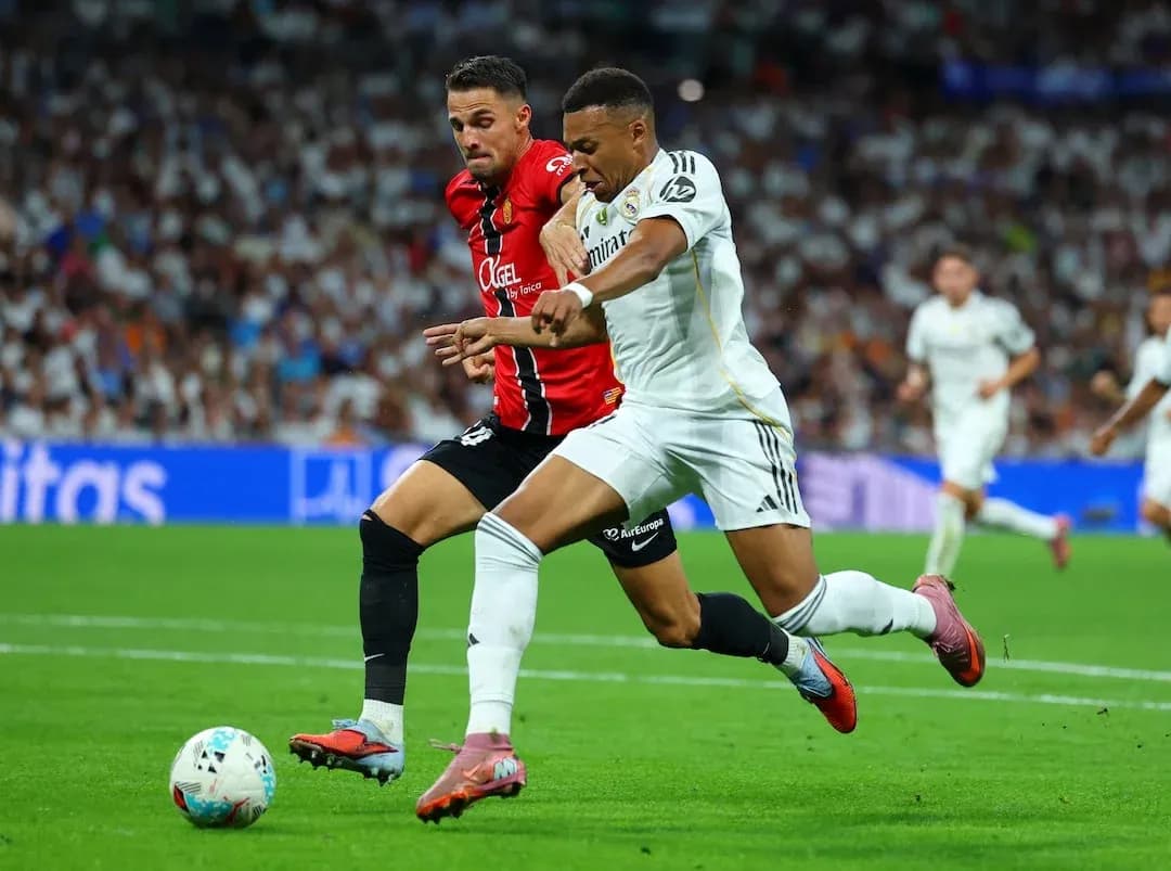 Players competing for the ball in La Liga match