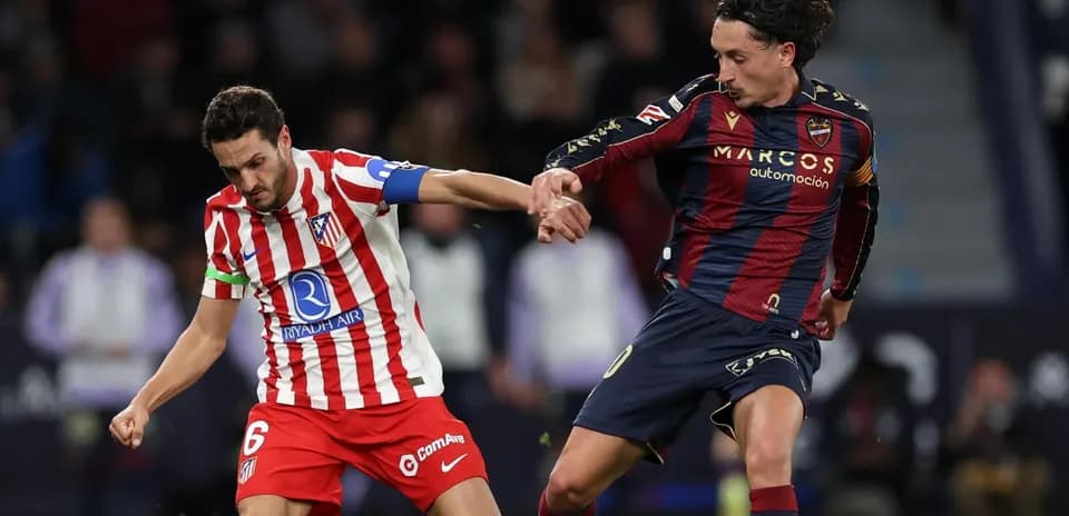 Player challenge during Levante vs Atletico Madrid match