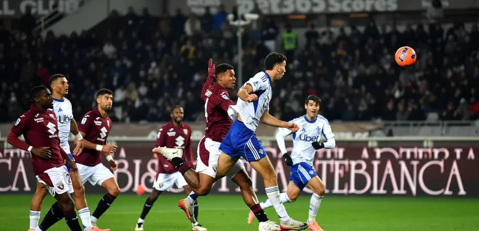 Players contesting the ball during Torino vs Como match