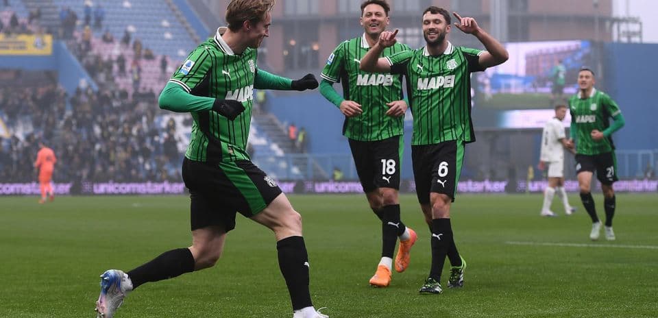 Sassuolo players celebrating a goal
