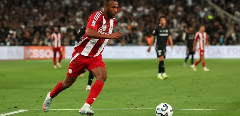 Olympiakos player dribbling during UEFA match