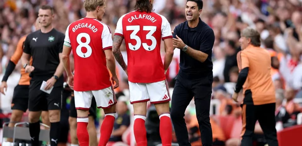 Arsenal players and manager during substitution discussion