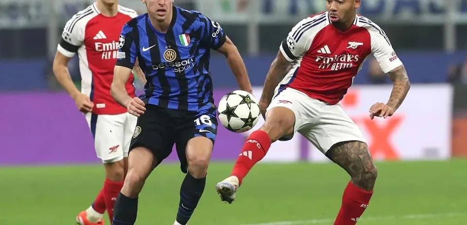 Players from Inter and Arsenal contesting for the ball