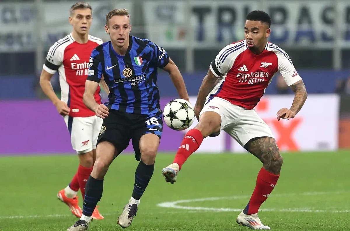 Players from Inter and Arsenal contesting for the ball