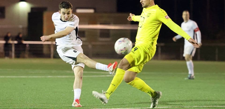 Player shooting the ball during SC St. Tönis match
