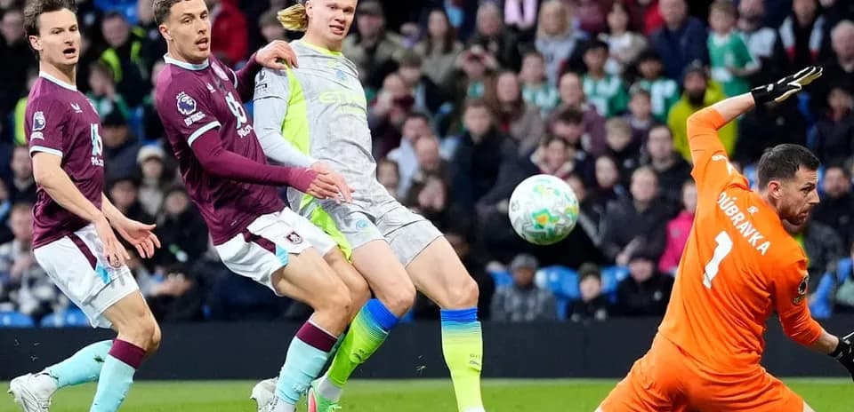 Players contesting during Burnley vs Manchester City match