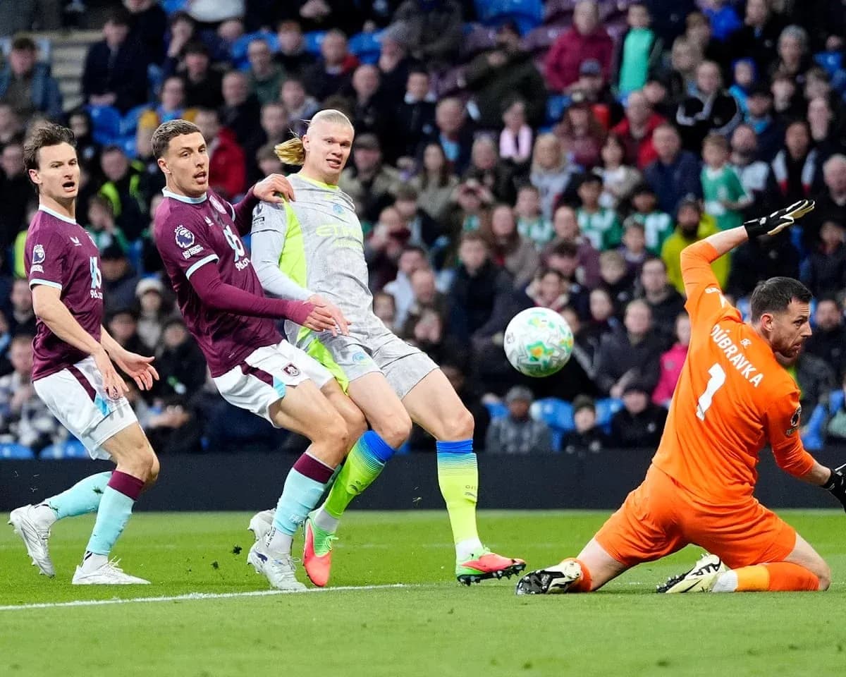 Players contesting during Burnley vs Manchester City match