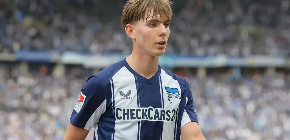 Player in Hertha BSC jersey on the field