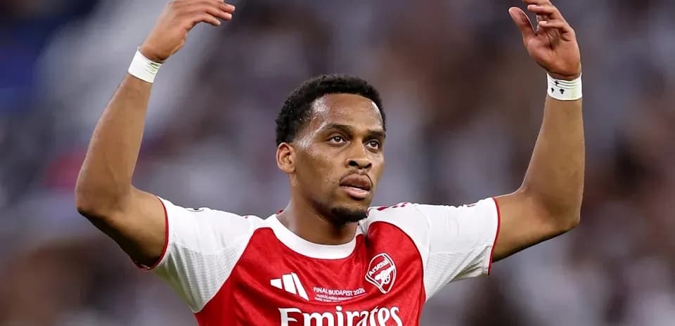 Player gesturing during a match in Arsenal kit