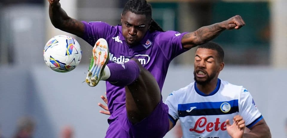 Fiorentina player kicking the ball against Atalanta