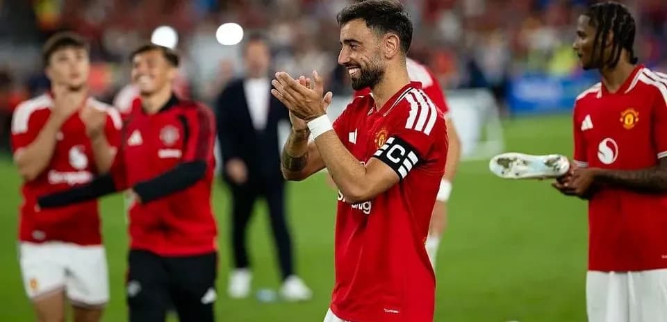 Bruno Fernandes and teammates celebrating on pitch