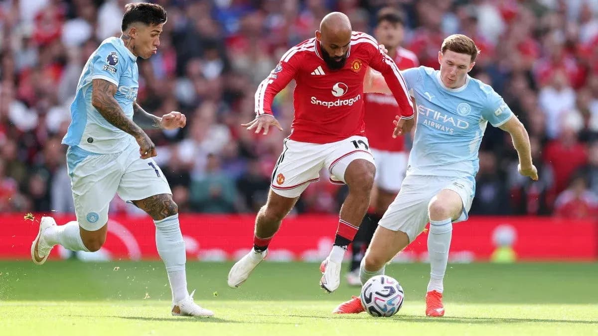 Players from Manchester United and Manchester City contesting the ball