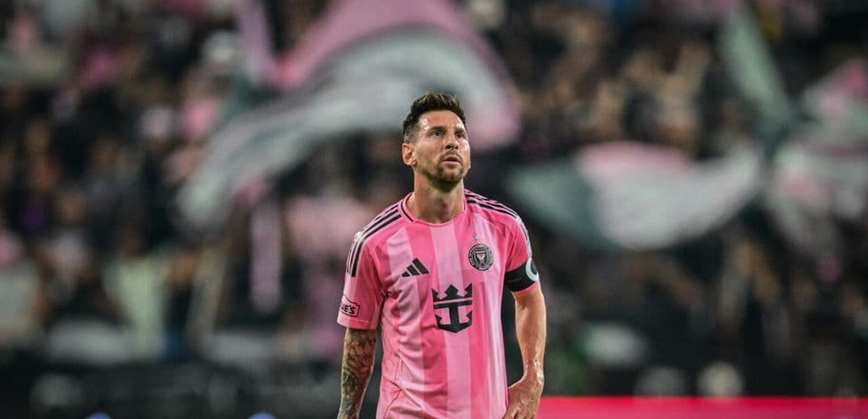 Lionel Messi in pink jersey during match