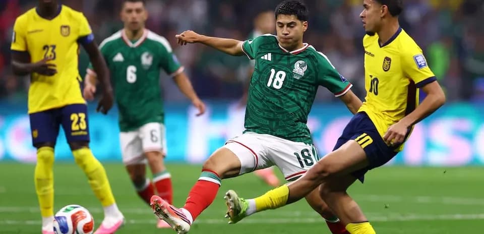 Mexico and Ecuador players contesting for the ball