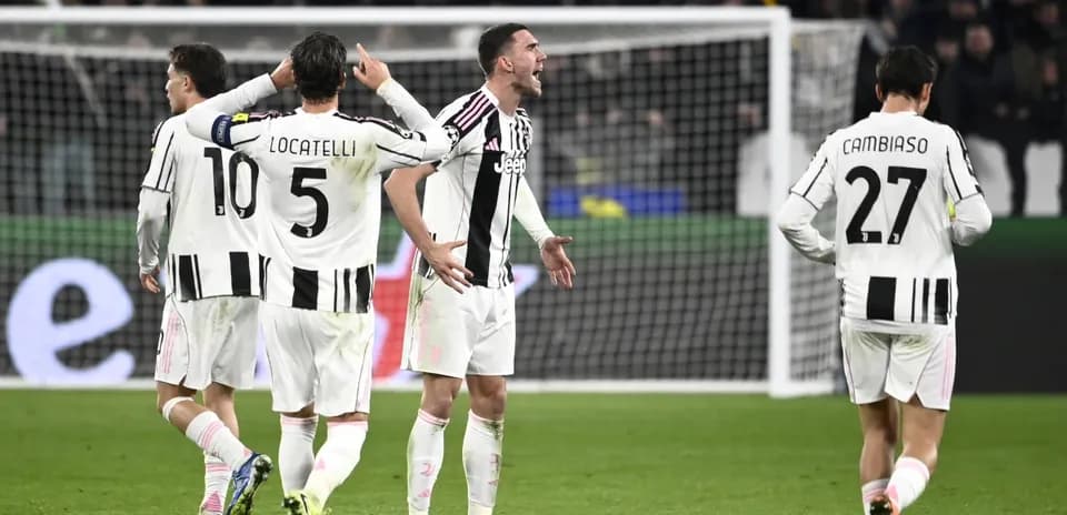 Juventus players celebrating during match