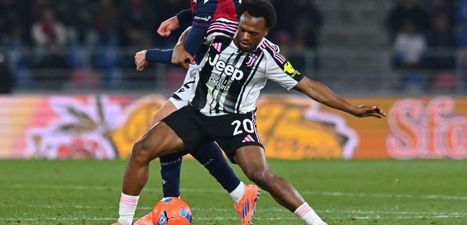 Player from Juventus attempting to control the ball