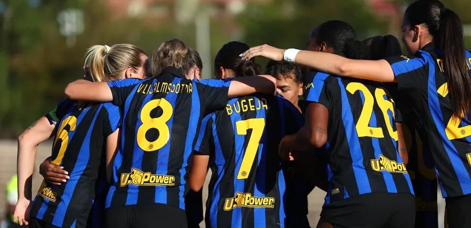 Inter Milano Women players celebrating together