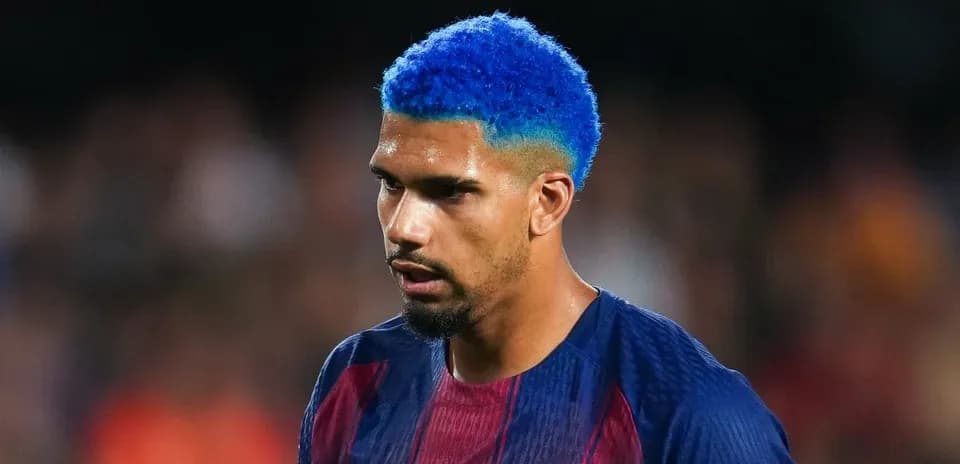 Player with blue hair in Barcelona jersey