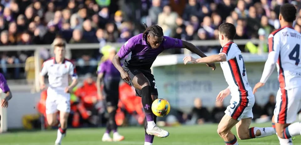 Fiorentina player dribbling the ball against Genoa