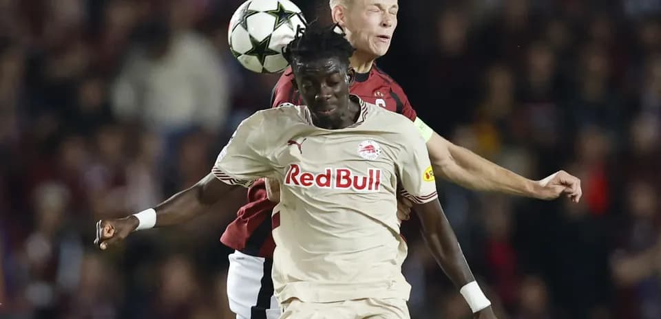 Red Bull Salzburg player challenges Sparta Praha opponent