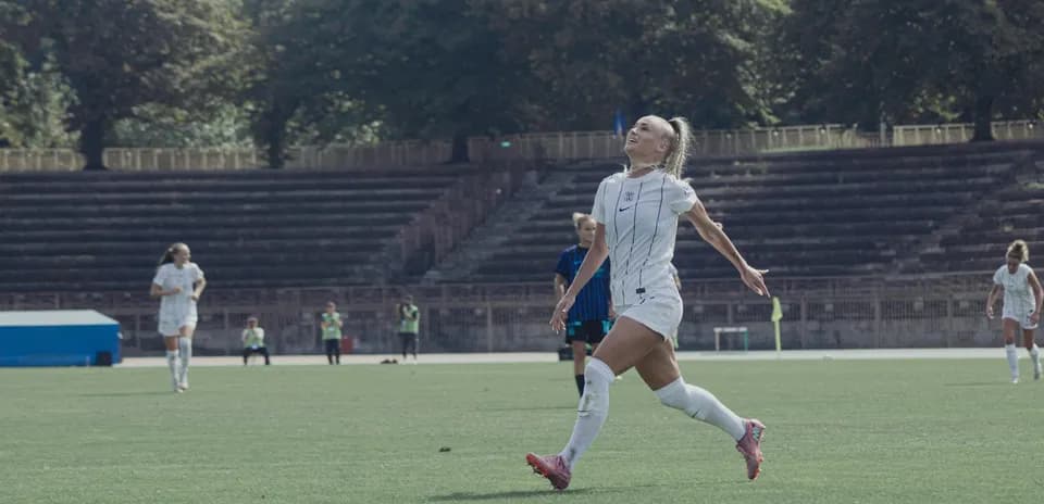Player celebrating during Como W vs Parma W match