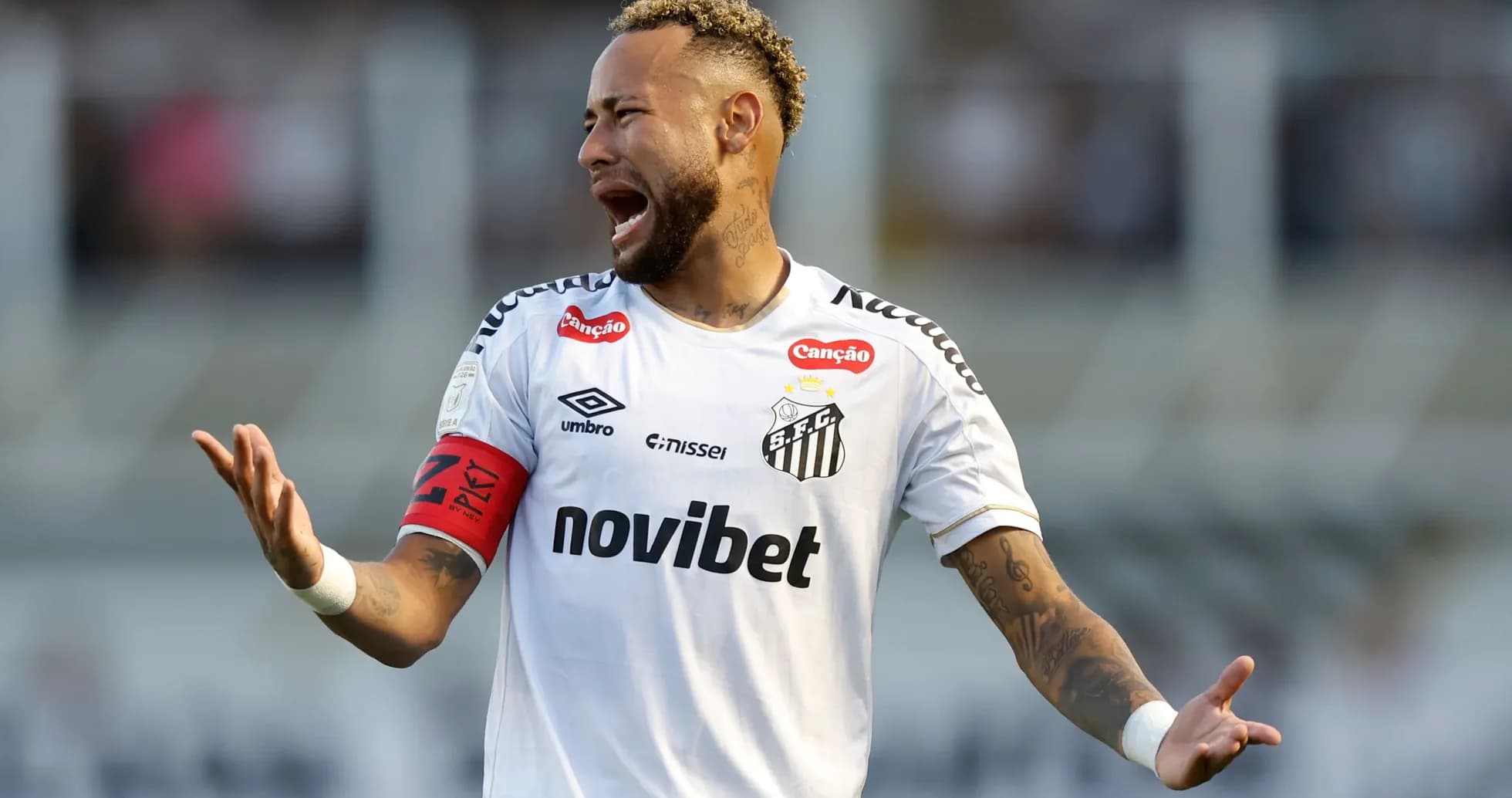 Player gesturing during match for Santos FC