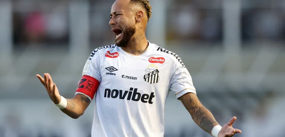 Player gesturing during match for Santos FC