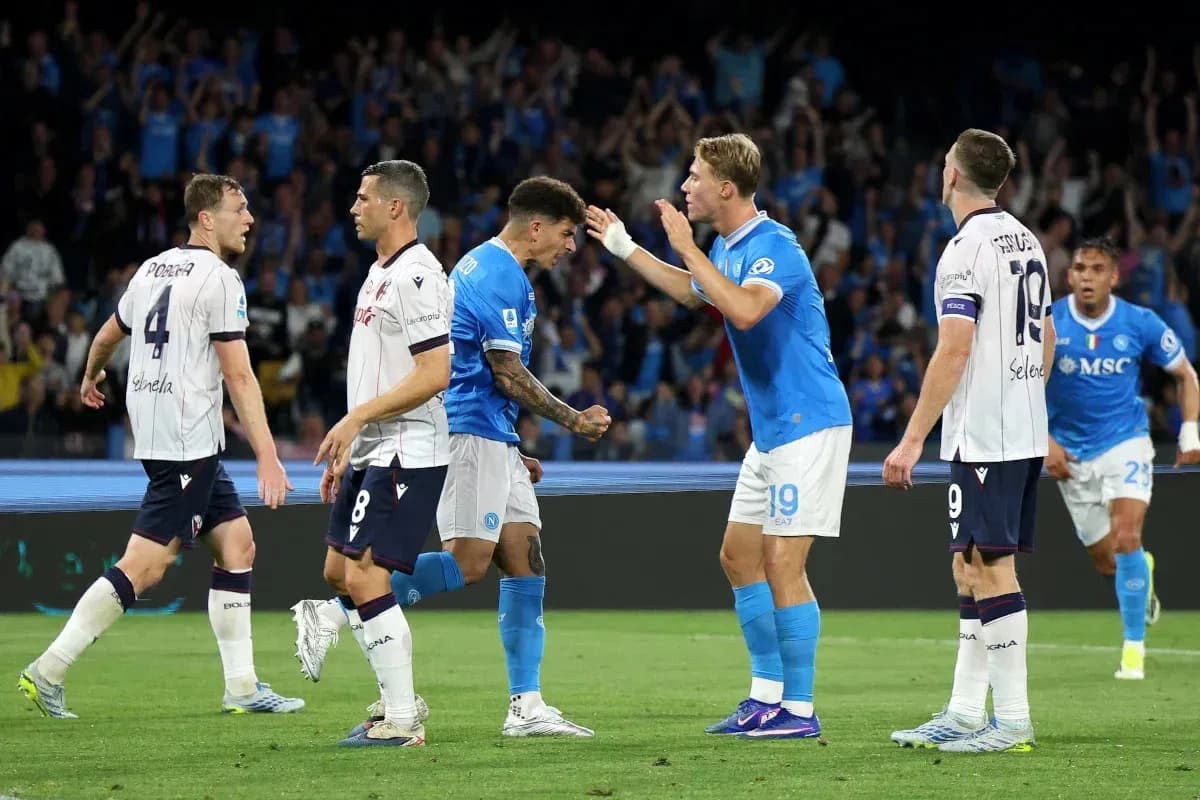 Napoli players celebrating during match against Bologna