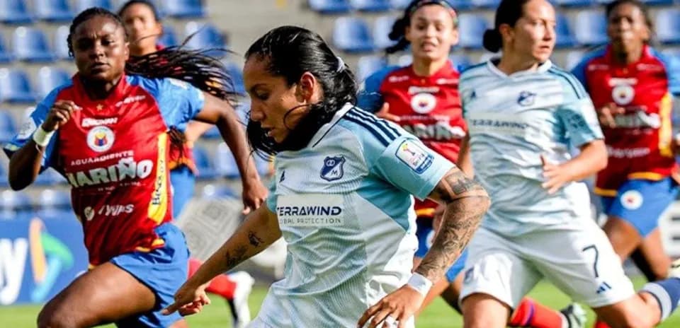 Deportivo Pasto W player chasing the ball