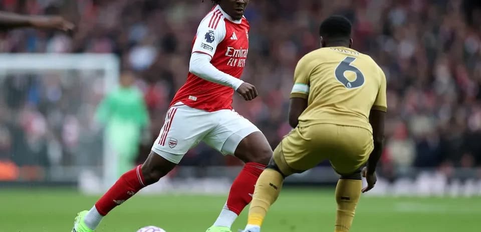Player dribbling during Crystal Palace vs Arsenal match