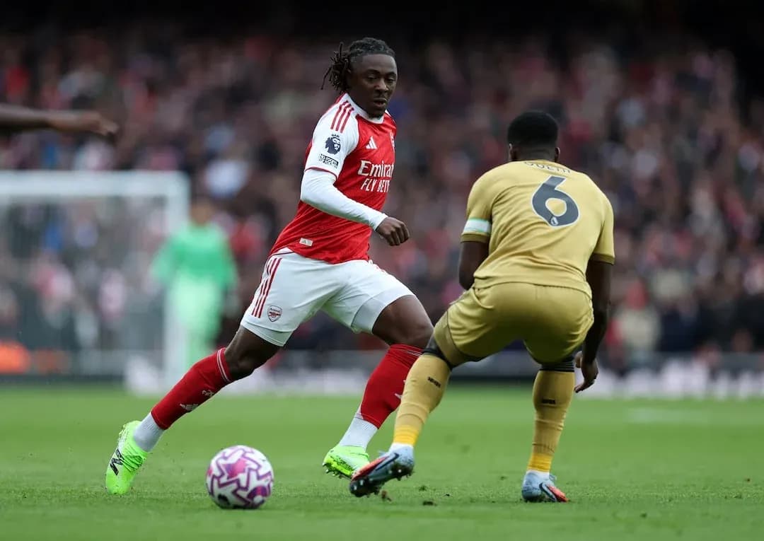 Player dribbling during Crystal Palace vs Arsenal match