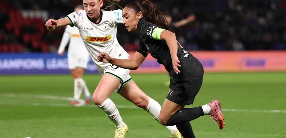 Paris Saint Germain W player dribbling past OH Leuven W opponent